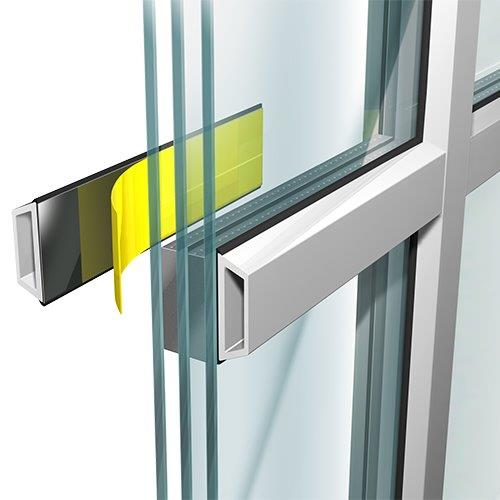 Fenstersprossen werden mit Klebeband auf eine Glasscheibe geklebt.jpg